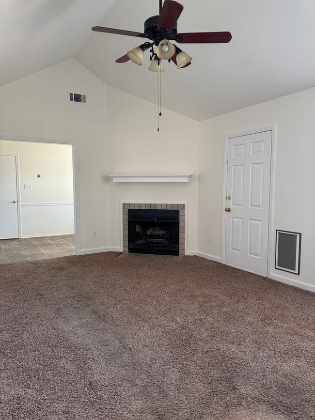 Building Photo - Charming 3 bedroom,  2 Bathroom