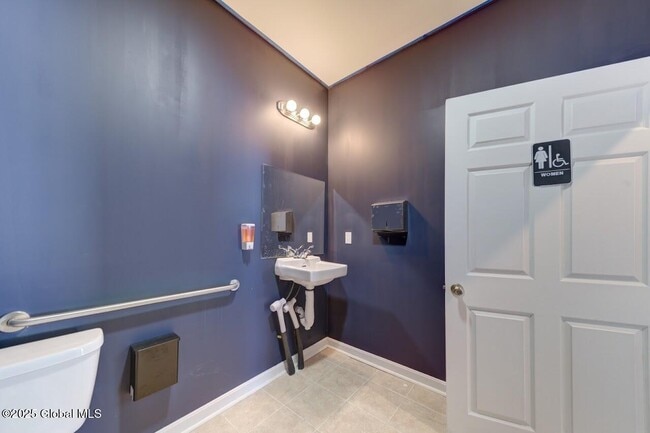 Building Photo - 55 Renaissance Ln