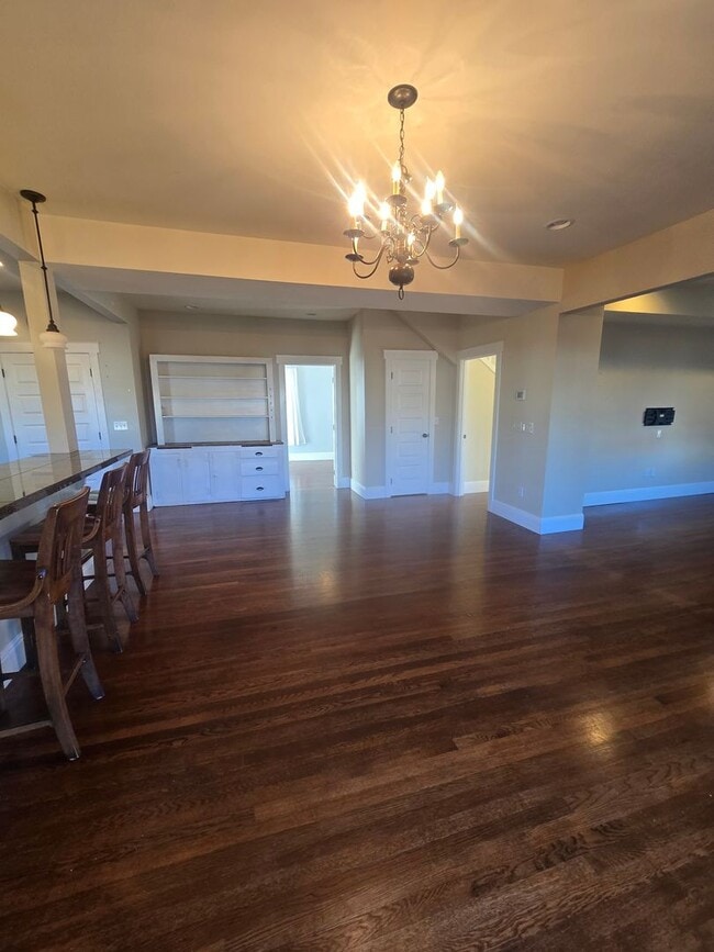 Building Photo - Spacious 5 Bedroom Home in Burlington - Av...