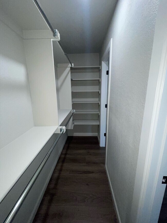 Building Photo - Modern 2 Bedroom Condo