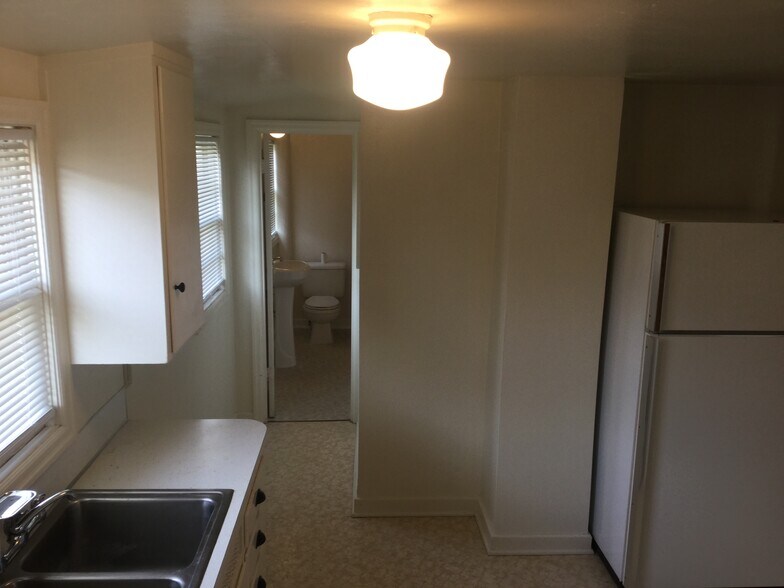 Building Photo - 1010 E 2nd St