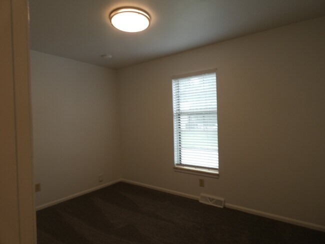 Building Photo - 5901 Creek View Dr