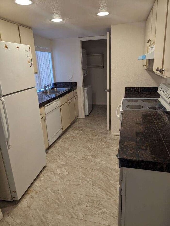 Building Photo - MOVE IN READY!!! TOWNHOME!! 2 BEDROOMS 2.5 BATHROOMS $1,634 A MONTH AND $3,000 DOWN OR CASH PRICE...