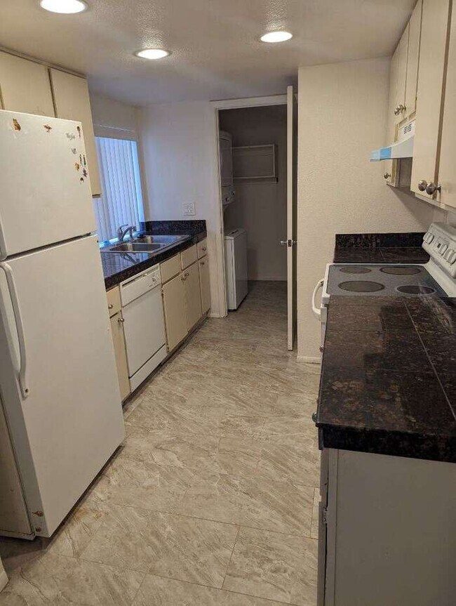 Building Photo - MOVE IN READY!!! TOWNHOME!! 2 BEDROOMS 2.5...