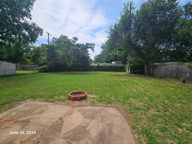 Building Photo - PRELEASING for Mid-July 2026! (3) Bed/(1.5) Pet Negotiable!