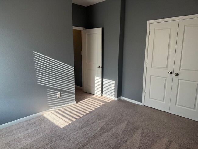 Building Photo - Spacious 5-Bed, 3-Bath Home in Brookmill –...