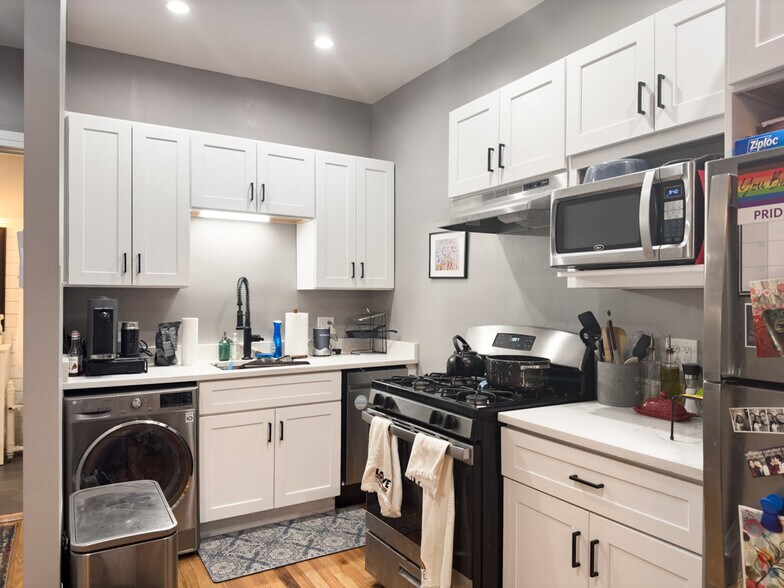 Building Photo - 441 W Melrose St