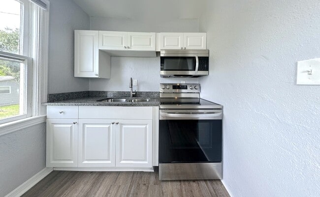 Building Photo - 711 18th Ave S