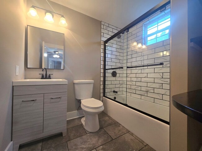 Building Photo - Adorable, remodeled 3br/2ba house close to...