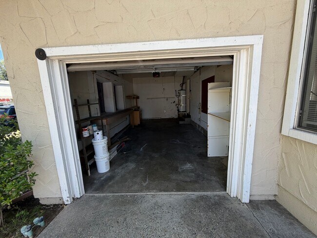 Building Photo - 2 bedroom | 1.5 bathroom | Citrus Heights Town Home