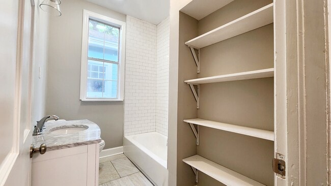 Building Photo - Dupont Duplex