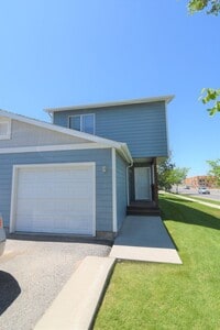 Building Photo - 3Bed 1.5Ba Townhouse with GARAGE! Great Location!