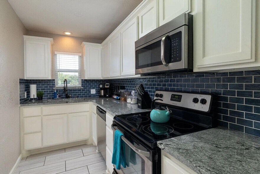 Building Photo - 2215 Park Hill Dr