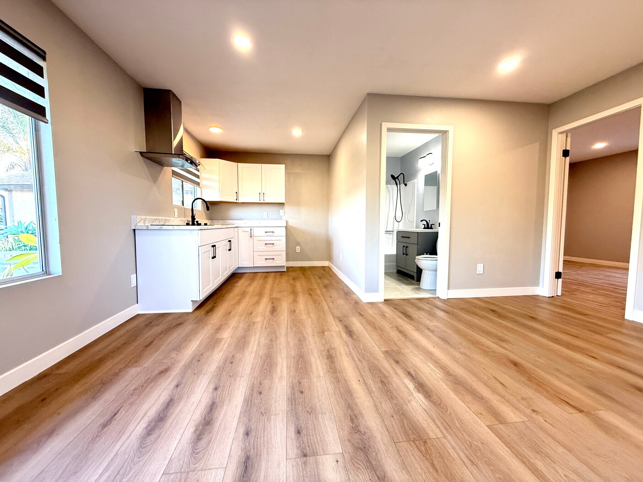 Building Photo - 6186 Daisy Pl