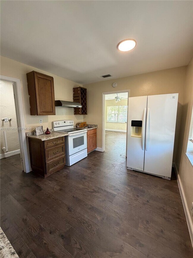 Building Photo - 1320 SW 11th Ave