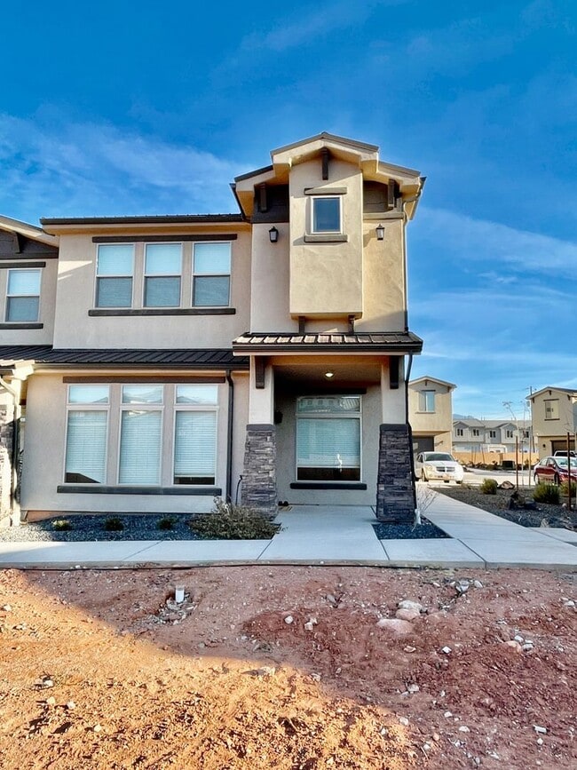 Building Photo - Beautiful Four-Bedroom Luxury Sage Villas Townhome in Ivins