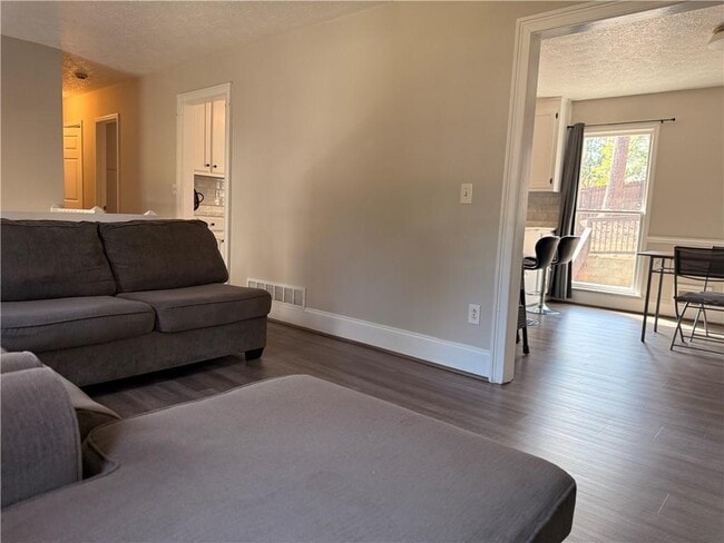 Building Photo - 1424 Shadowbrook Dr