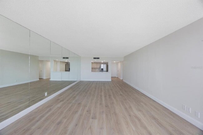 Building Photo - 7400 Sun Island Dr S