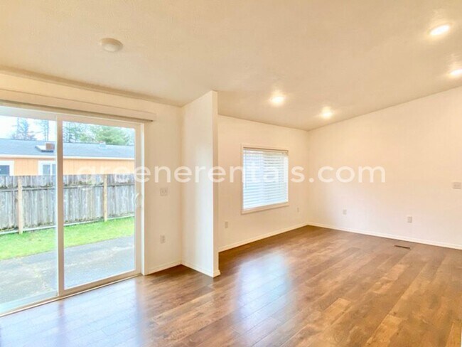 Building Photo - 6733 5th Ct SE