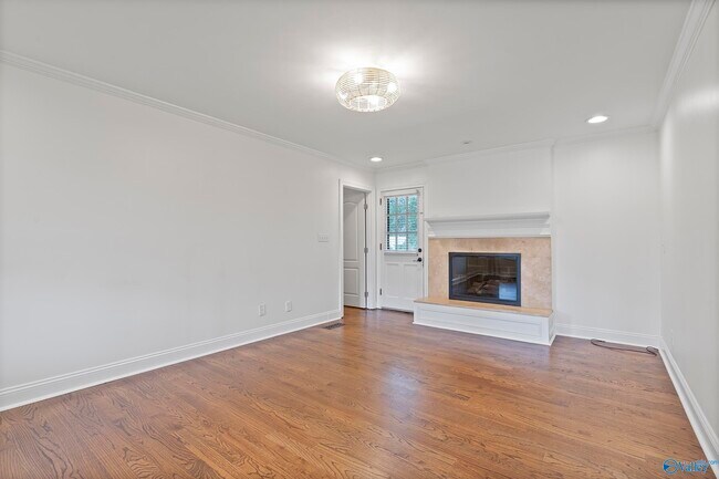 Building Photo - 818 Esslinger Rd SE