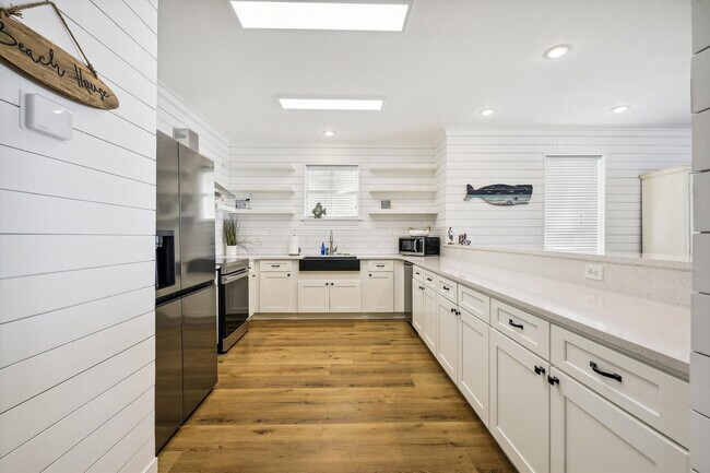 Building Photo - 8013 Surf Dr