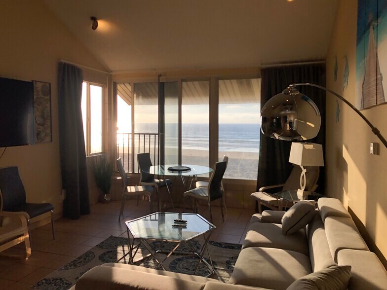 Cozy living room with all new furniture - 3261 Ocean Front Walk