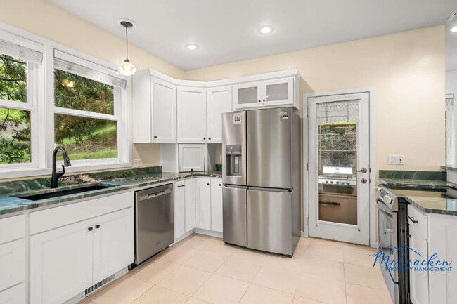 Building Photo - Stunning 3-Bedroom Home with Breathtaking ...