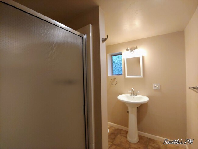 Building Photo - Beautifully Updated 4 Bedroom Home in Sherdian Beach- Includes Beach Club Access