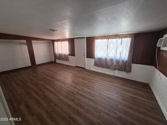 Building Photo - 3945 W Orange Dr