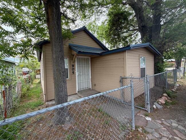 Building Photo - 905 N 2nd St