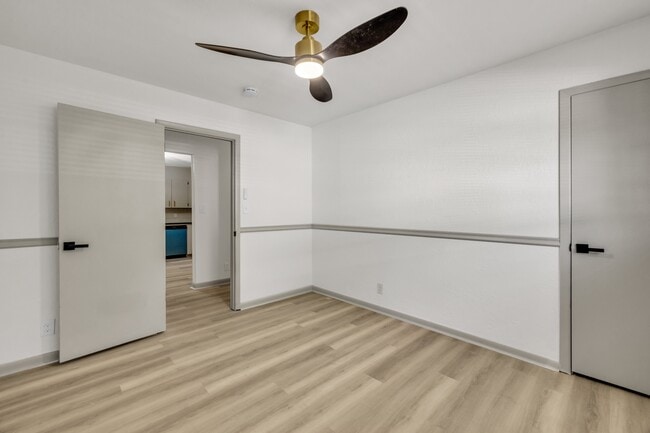 Building Photo - 114 E Ross Ave