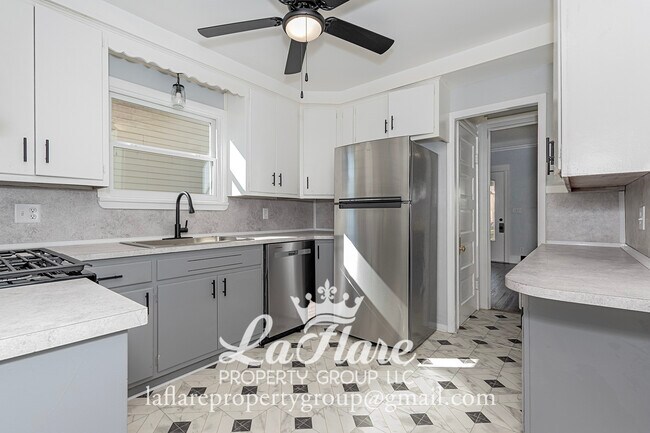 Building Photo - 631 Clark St