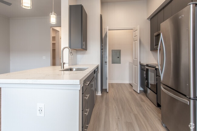 1 BR, 1 BA - 888 SF - Monaco - Camden Plaza
