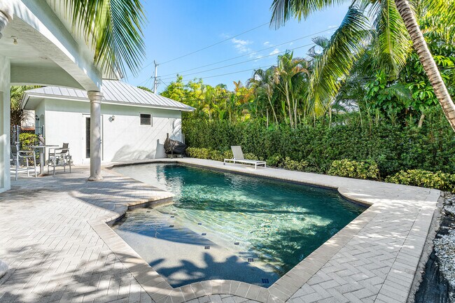 Building Photo - 1500 NE 4th Ct