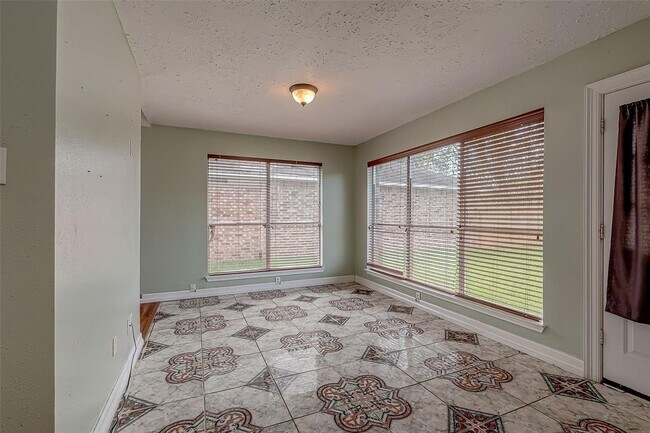 Building Photo - 2026 Sandy Knoll Dr