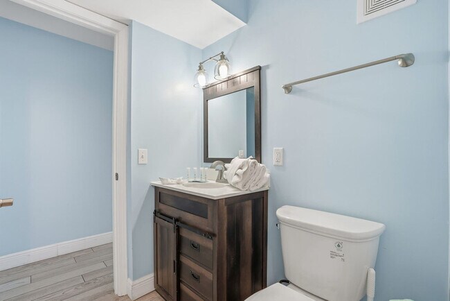 Building Photo - 8743 Thomas Dr