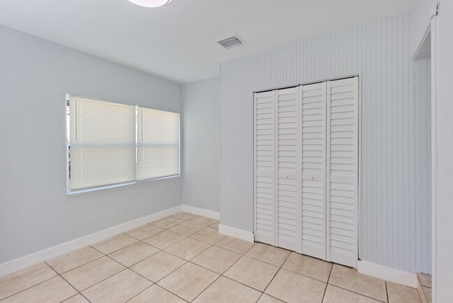 Building Photo - 2525 Forest Dr