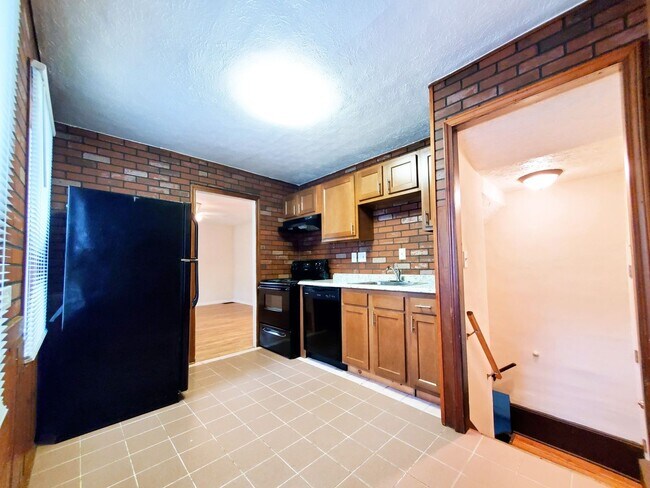 Building Photo - 3 Bed - 1 Bath Colonial for Rent | Complet...