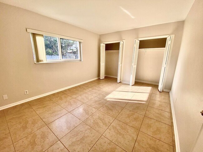 Building Photo - 213 NE 9th Ave