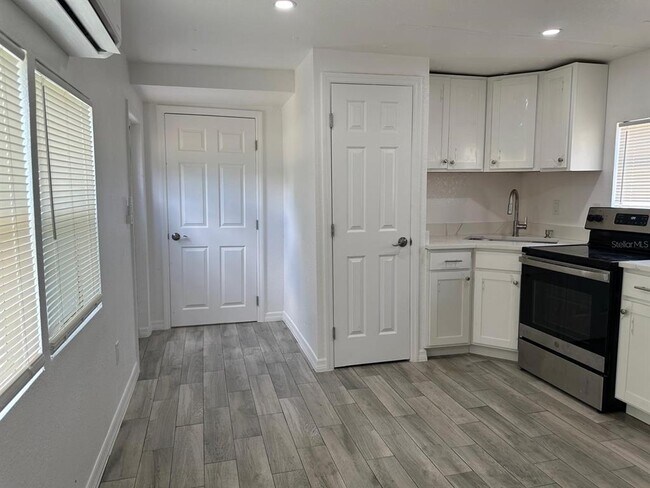 Building Photo - 3061 Crystal Hills Dr