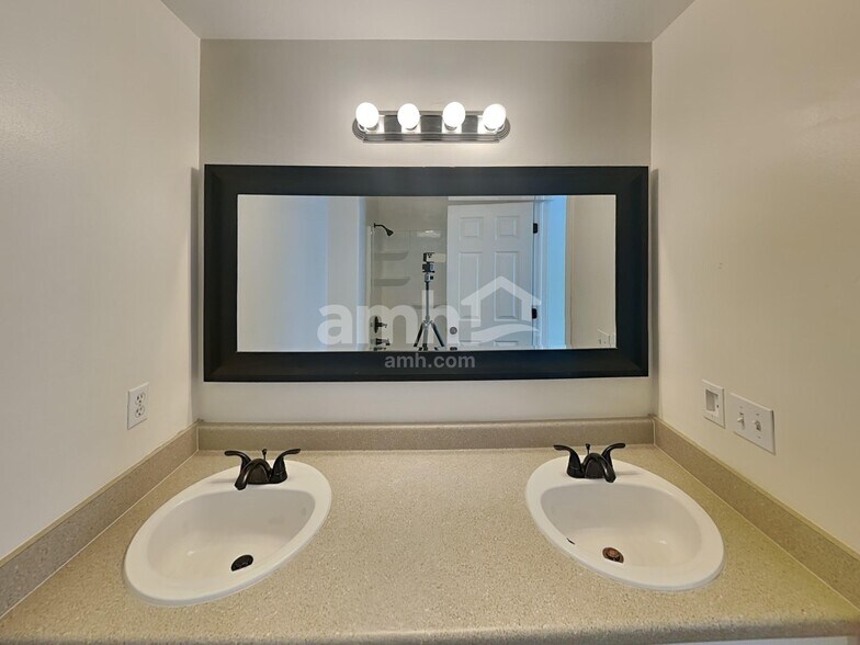 Building Photo - 5806 S Stone Flower Way