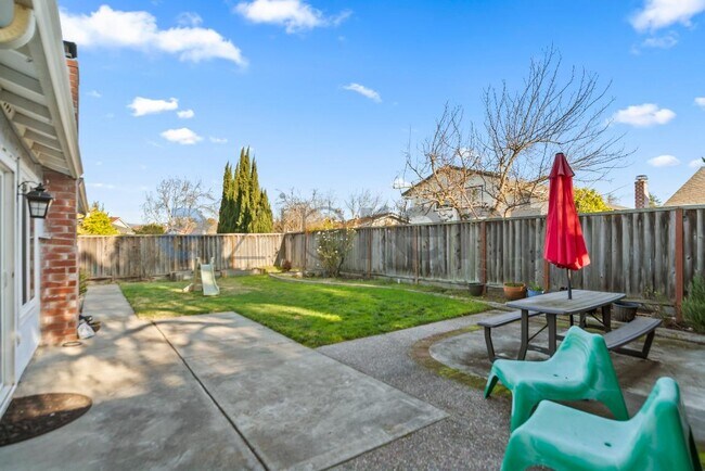 Building Photo - 33739 Slender Ct