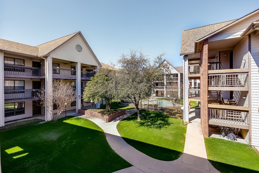 Garden views - 218 N Texas Blvd