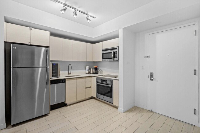 Building Photo - 2602 E Hallandale Beach Blvd