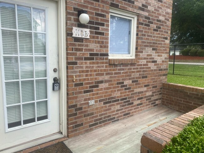 Building Photo - 409 Garden Dr