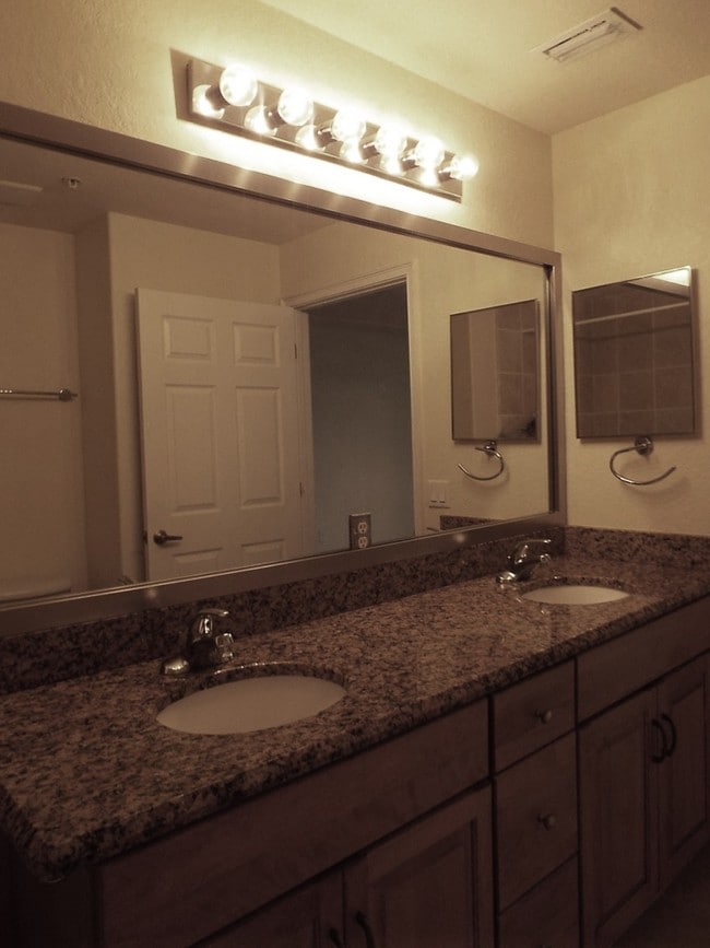 Building Photo - 13100 Bella Casa Cir