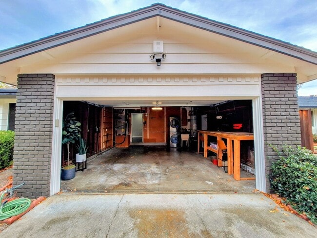 Building Photo - Beatifully Remodeled 3bd Single Story House With Pool!