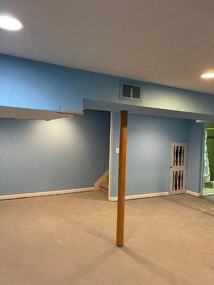 Building Photo - 471 Fox Hills Dr S
