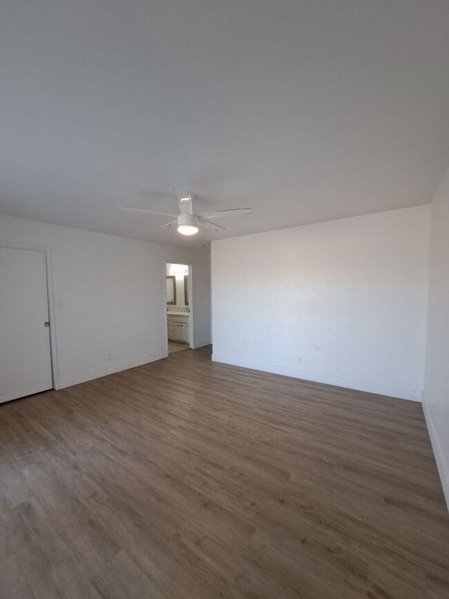 Building Photo - Beautiful 6-Bedroom Home with Pool & Outdo...