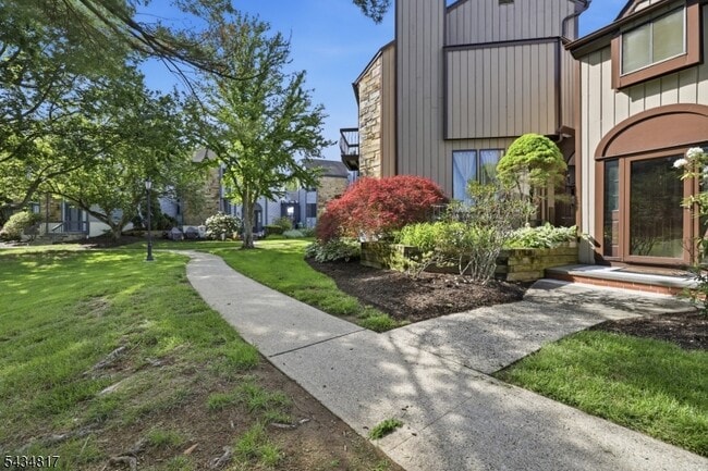 Building Photo - 15 Delbarton Ct